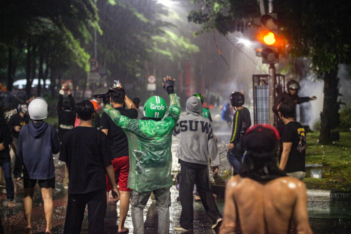 ​Tabrak Ojol, Mako Brimob Digeruduk Massa