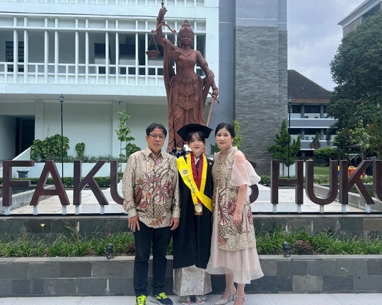 Ingin Banggakan Orang Tua, Stephani Lulus S1 Fakultas Hukum UGM dengan IPK 4,00