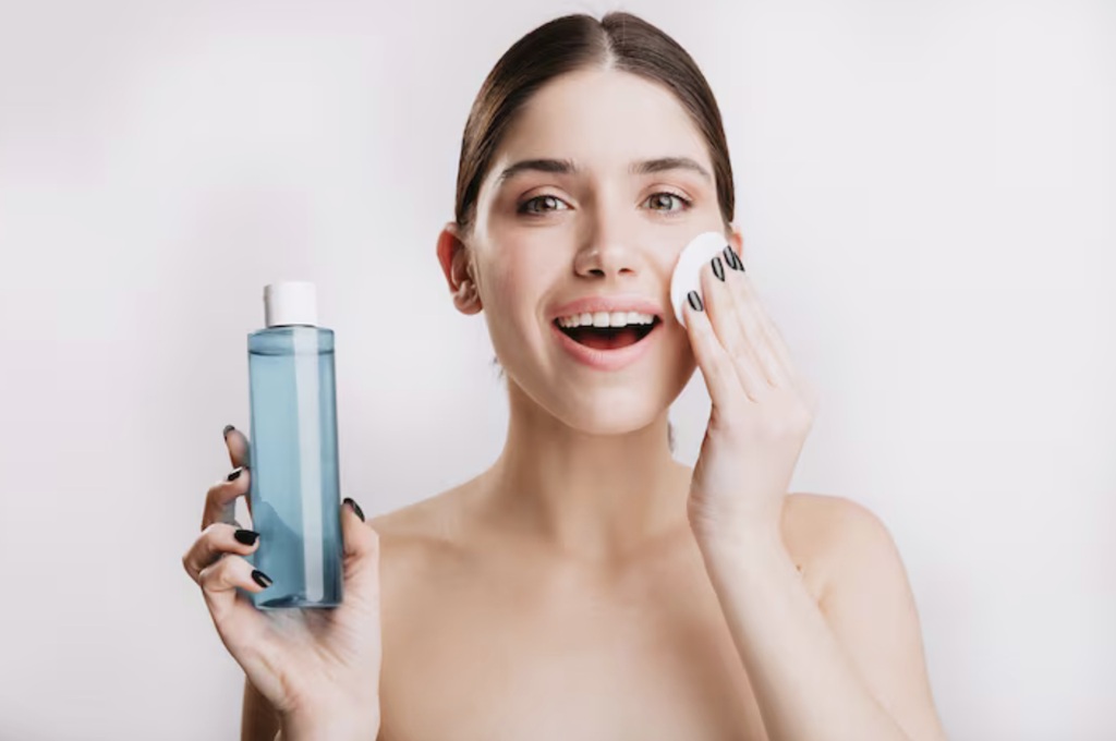 Biasanya, micellar water digunakan sebagai langkah pertama dalam proses double cleansing. Ilustrasi Freepik