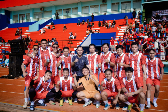 Sesi foto bersama tim MS Glow Malang. (Foto: Istimewa)