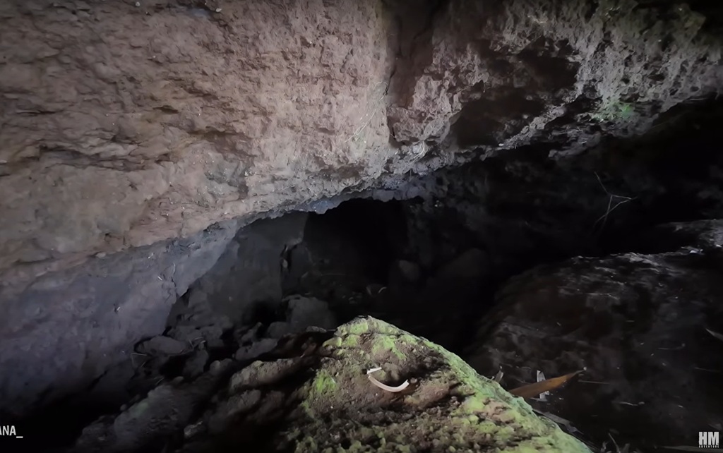 Mulut goa yang sempit dan harus dilalui orang secara tengkurap. HM Adventure