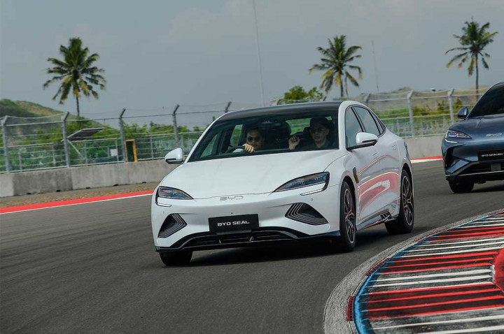 Pedagang Mobil Bekas Mulai Rasakan Manisnya Mobil Listrik