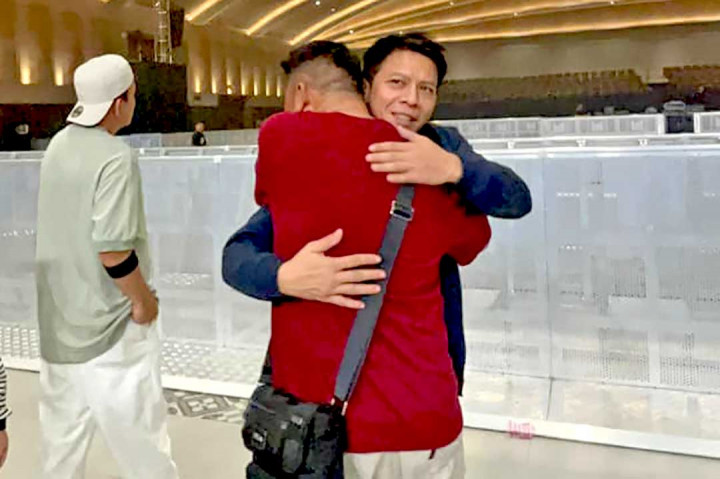 Reuni Peterpan Ditunda, Ariel dan Andika Berpelukan Saling Menguatkan