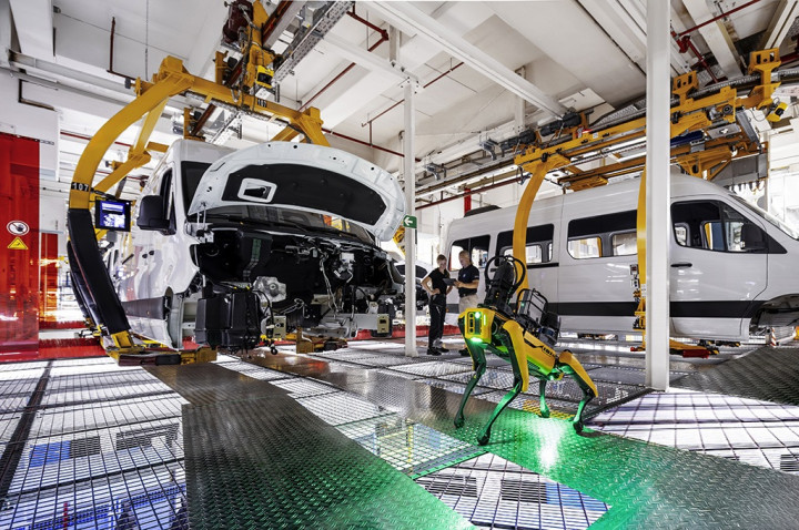 Mercedes-Benz 'Pekerjakan' Robot Anjing & Drone di Pabrik Düsseldorf