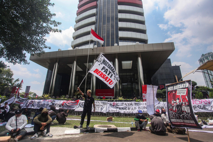 ​Ratusan Warga Pati Salawatan di Depan Gedung Merah Putih KPK