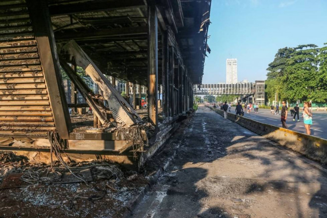 Kondisi halte TransJakarta yang dibakar massa. (dok MI/Ramdani)
