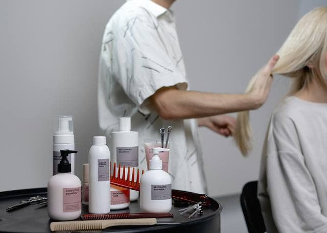   Rambut lepek umumnya terjadi ketika kelenjar minyak di kulit kepala memproduksi minyak secara berlebih. (Foto: Ilustrasi/Dok. Pexels.com)