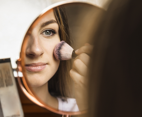 Blush on powder sangat direkomendasikan bagi kamu yang memiliki jenis kulit berminyak. (Foto: Ilustrasi. Dok. Freepik.com)