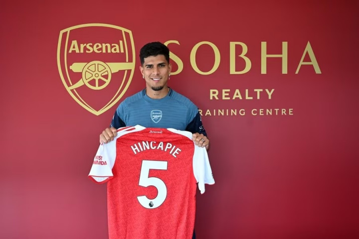 Arsenal Pinjam Hincapie dari Leverkusen