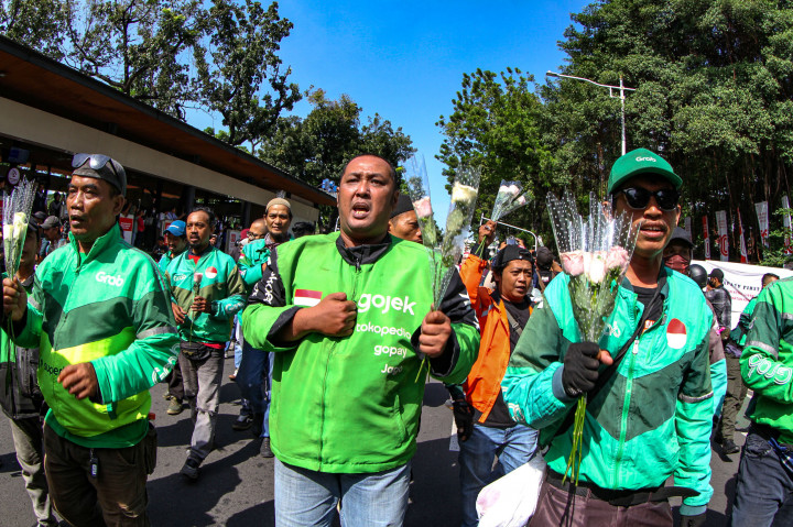 Aksi Damai, Para Ojol Bagikan Bunga ke Polisi
