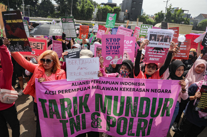 ​Potret Aksi Damai Perempuan Indonesia di Gedung DPR