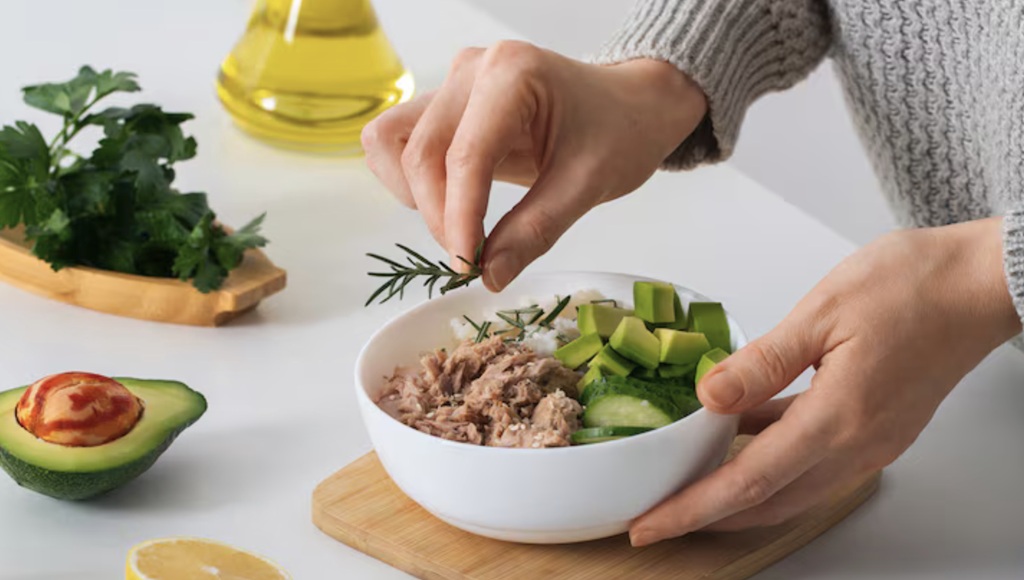 Riset menunjukkan bahwa menggabungkan diet Mediterania dengan olahraga teratur dapat secara signifikan mengurangi risiko diabetes tipe 2. Ilustrasi Freepik