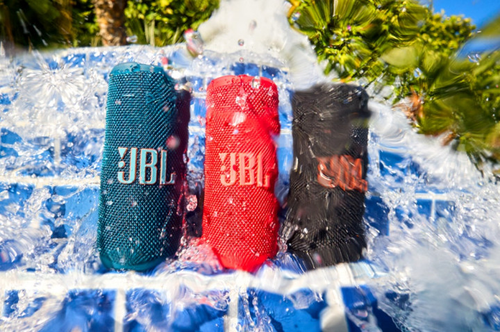 JBL Grip dengan Rating IP68 dan Lampu RGB Dinamis Kini Tersedia Secara Global