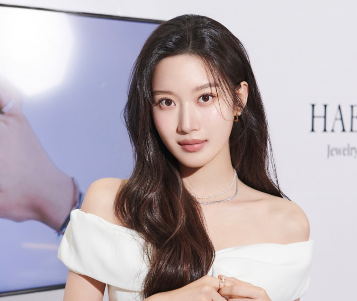 Moon Ga Young Temukan Kebebasan Lewat Menulis