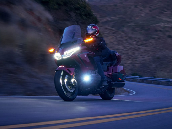 Tips Aman Berkendara Motor Malam Hari, Hindari Risiko Kecelakaan & Kejahatan