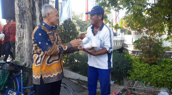 Rektor UMS membagikan beras dan sayur pada warga sekitar. Foto: Metrotvnews.com/ Triawati