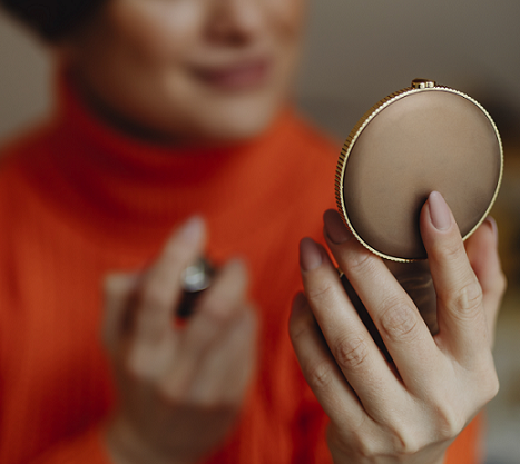 Bedak padat berfungsi untuk mengontrol minyak dan membuat make up tahan lama. (Foto: Ilustrasi. Dok. Freepik.com)