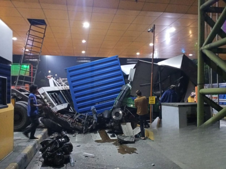 Lagi, Rem Blong Bikin Truk Hantam Gerbang Tol Ciawi 2