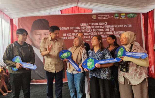 Menteri PKP Tinjau Renovasi Rumah di Bandung