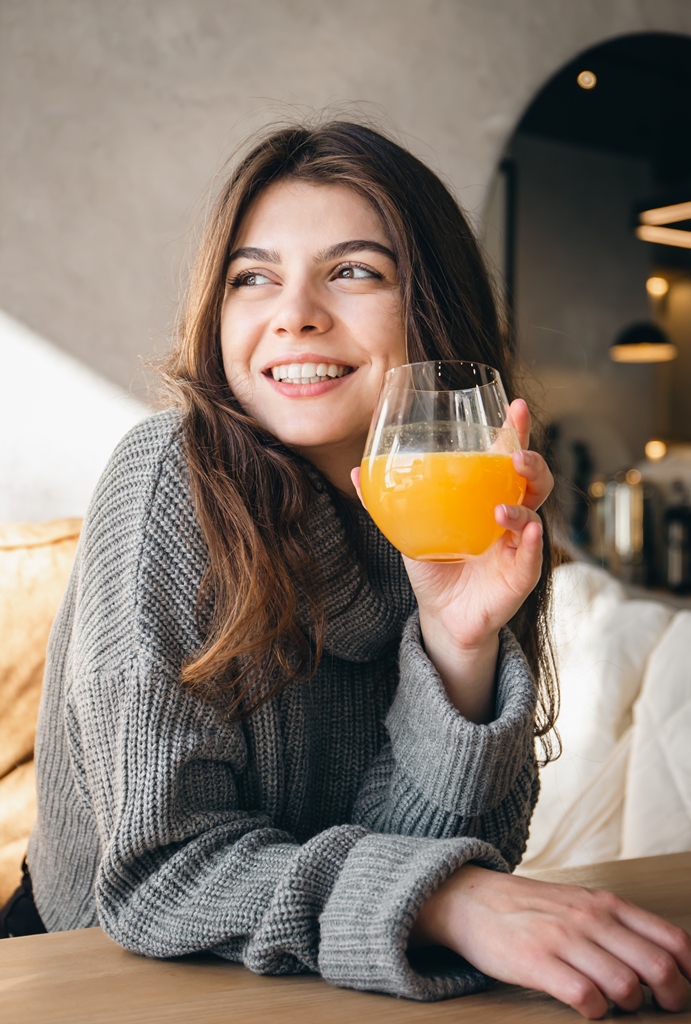 Satu cangkir jus jeruk menyediakan satu porsi buah utuh untuk sehari. Ilustrasi Freepik