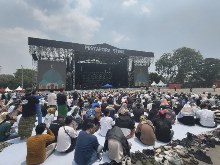 Suasana Salat Jumat di Pestapora 2025