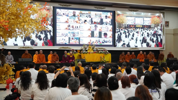 Ribuan Umat Buddha Berdoa untuk Perdamaian Bangsa