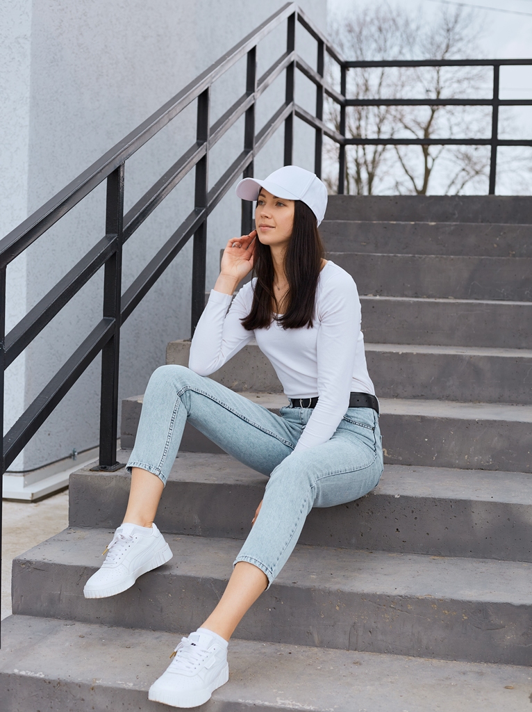 Empat rekomendasi sepatu sneakers yang tidak hanya nyaman dipakai, tetapi juga memiliki desain menarik dan harga yang terjangkau. Ilustrasi Freepik