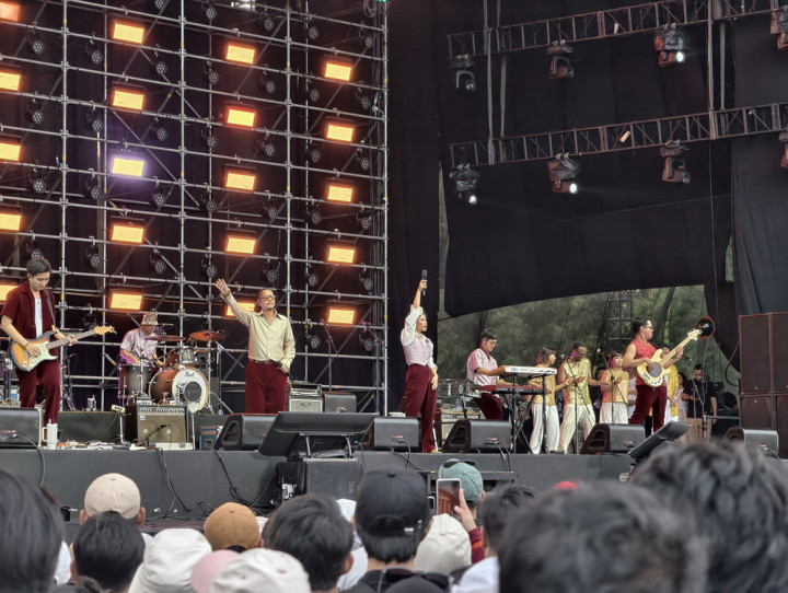 Maliq & D'Essentials Dangdutan Bareng Penonton di Pestapora 2025