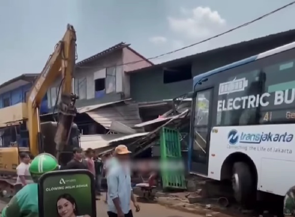 Fakta-fakta Bus Listrik TransJakarta Tabrak Toko di Setiabudi