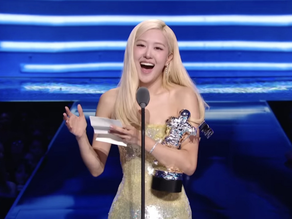Rosé BLACKPINK saat memenangkan piala MTV VMA 2025 (Foto: Tangkapan layar YouTube MTV)