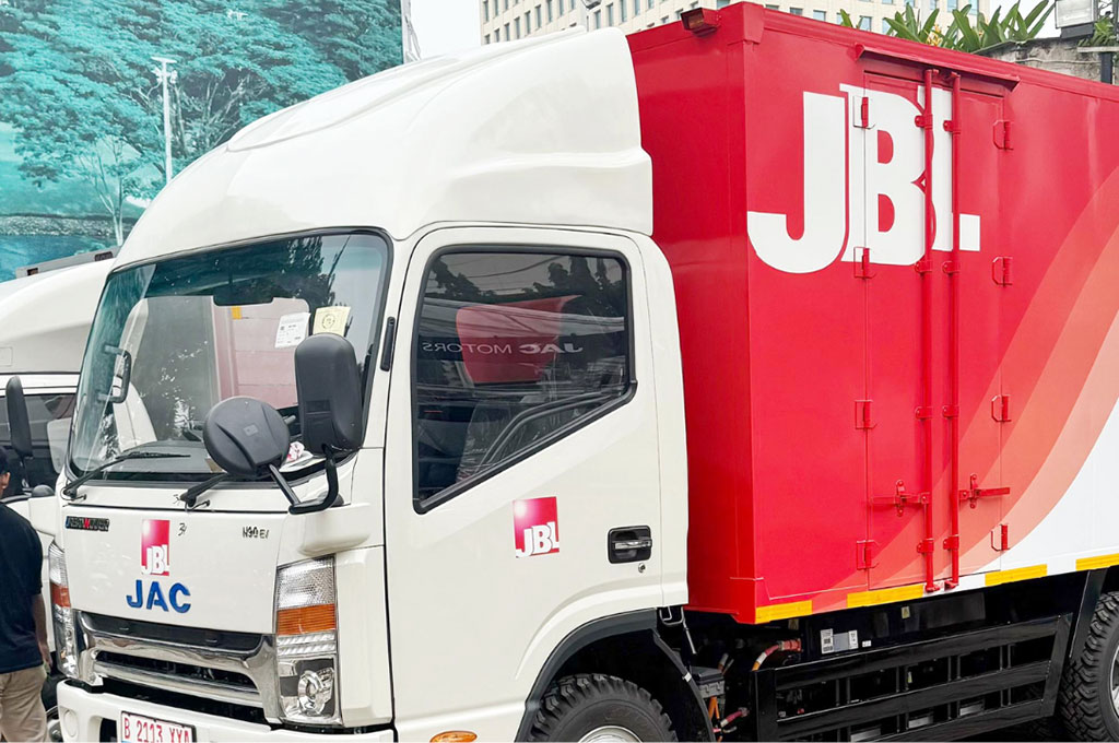 JBL komitmen Green Logistics dengan 500 unit truk listrik hingga 2030. JBL