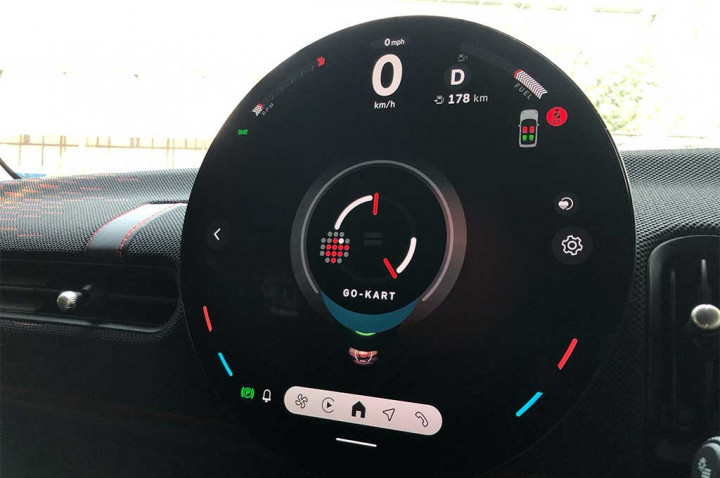 Jajal Jambakan Khas MINI JCW? Tinggal Geser ke Mode Go-Kart