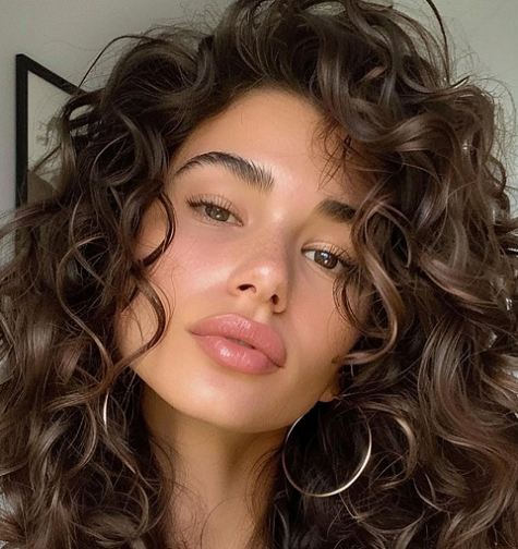 Mengenal Cloud Curls, Tren Rambut Keriting yang Ringan, Lembut, dan Elegan