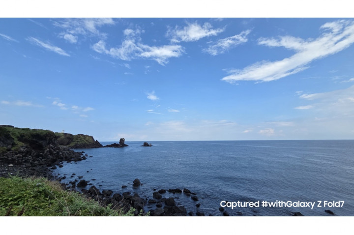 Samsung Galaxy Z Fold7 & Z Flip7, Menangkap Pesona Pulau Jeju dengan Visual Memukau