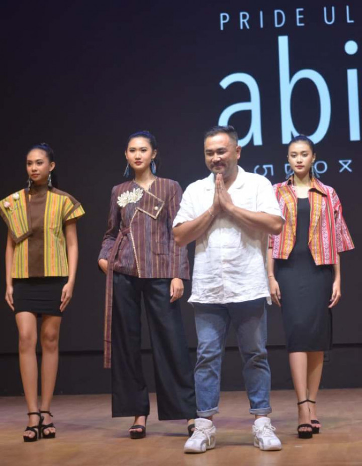 Satu Dekade Abitkain, Merayakan Ulos dalam Gaya Modern di Panggung Global