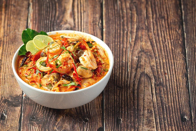 Seblak sendiri merupakan makanan khas Sunda yang terkenal dengan cita rasa pedasnya dan diisi oleh berbagai topping. Ilustrasi Freepik