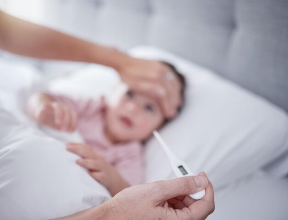 Ketika bayi atau anak mengalami demam, sangat penting bagi orang tua untuk memantau kondisinya dengan seksama. Ilustrasi Freepik