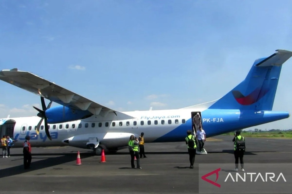 Pesawat Fly Jaya mendarat di Bandara Notohadinegoro saat soft launching penerbangan Jember-Jakarta pada 17 Agustus 2025. Dok. Antara