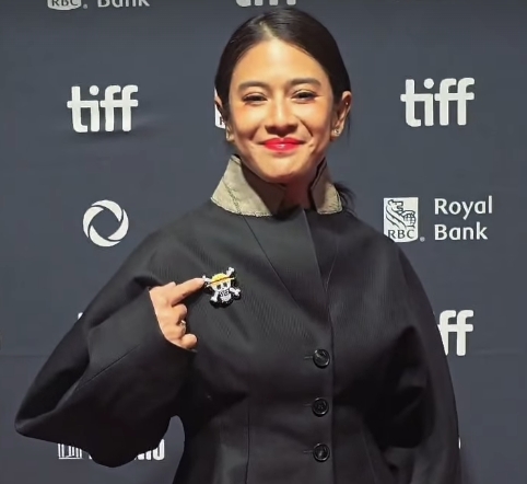 Dian Sastro Pakai Pin One Piece di Toronto International Film Festival