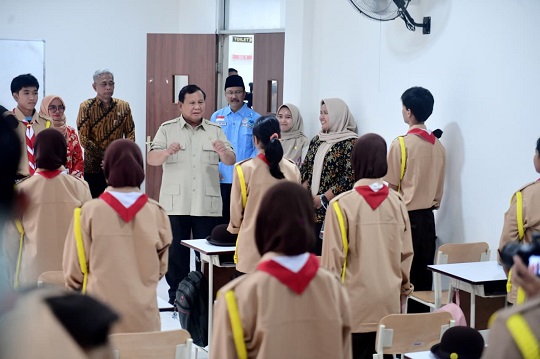 Perdana Kunjungi Sekolah Rakyat, Presiden Prabowo: Betah Kan?