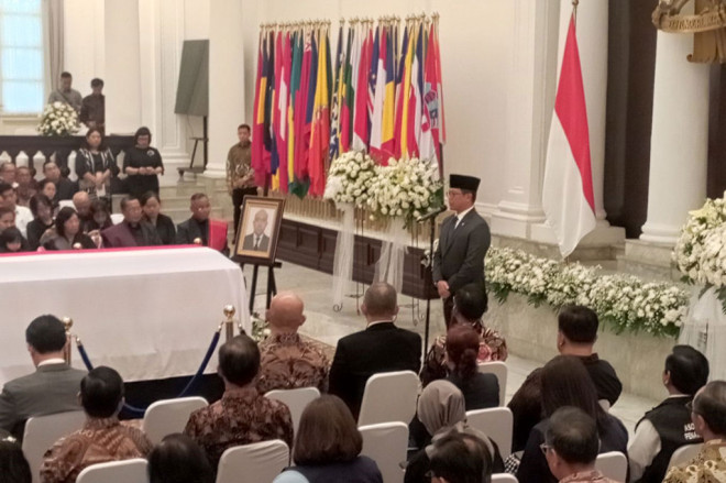 Jajaran Kemlu, perwakilan asing, serta keluarga berkumpul untuk memberikan penghormatan terakhir kepada Zetro Leonardo Purba, diplomat Indonesia yang gugur saat bertugas di KBRI Lima, Peru. Penghormatan terakhir dipimpin Menlu RI Sugiono.