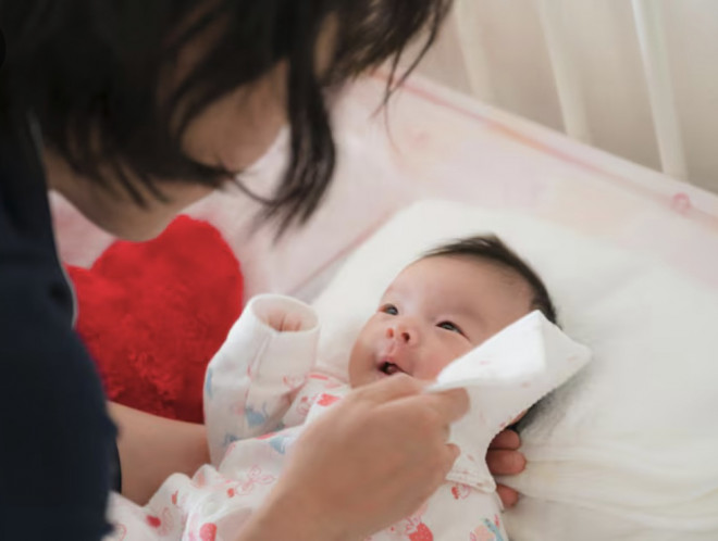 Selama masa pemulihan, bayi sebaiknya tetap berada di rumah hingga semua lepuh mengering dan membentuk kerak. Ilustrasi Freepik