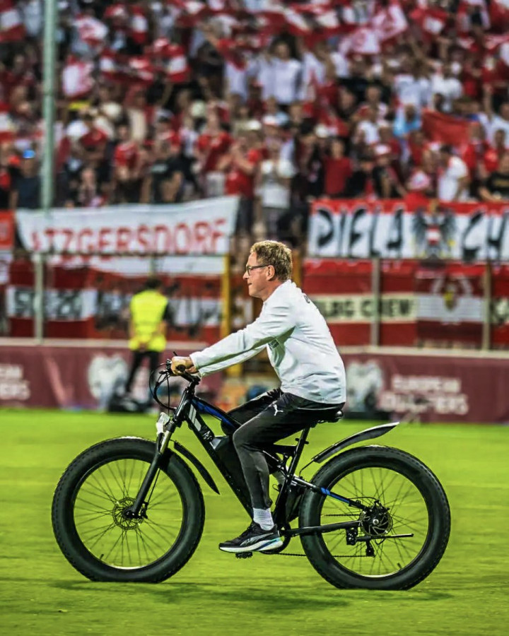 Momen Unik Eks Pelatih MU Ralf Rangnick Masuk ke Lapangan Naik Sepeda Listrik