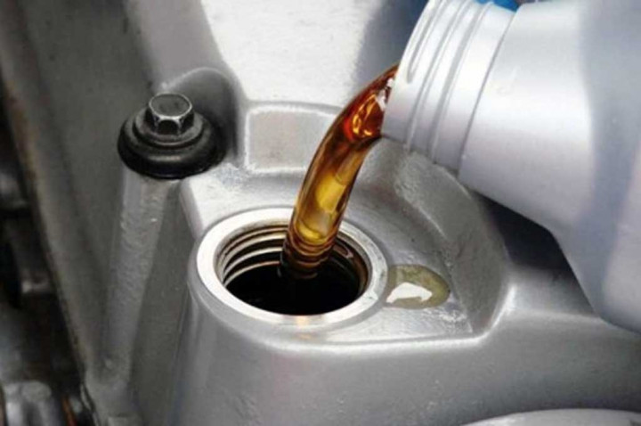 Bolehkah Top Up Oli Motor dengan Merek Berbeda?