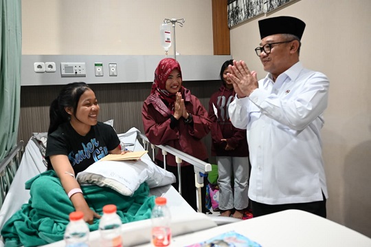 Jenguk Korban Ambruknya Atap SMKN 1 Cileungsi, Menteri Mu'ti Doakan Siswa Segera Pulih