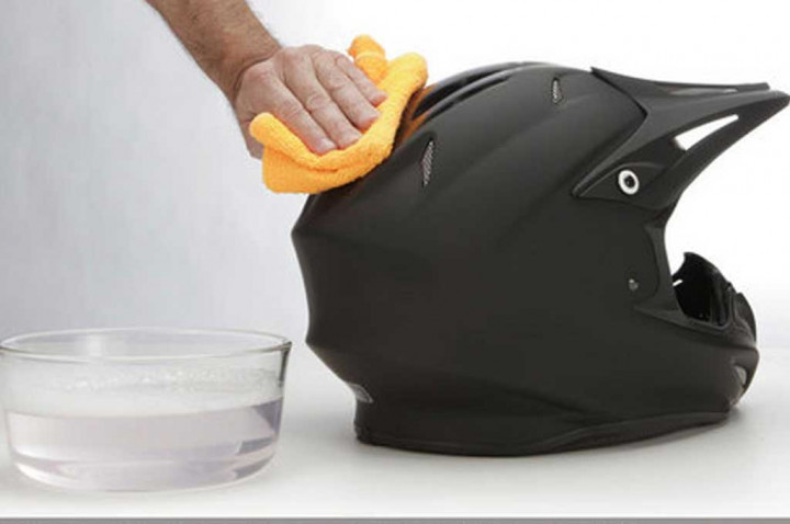 Cara Mencuci Helm, Jangan Asal Rendam dan Sikat!