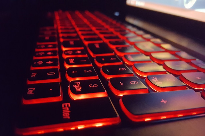 Cara Aman Membersihkan Keyboard Laptop agar Tetap Awet dan Higienis