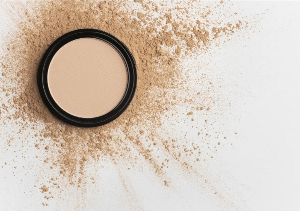 Powder blush menjadi salah satu produk make up yang banyak digunakan untuk memberikan sentuhan warna pada pipi dengan hasil yang tahan lama. Ilustrasi Freepik