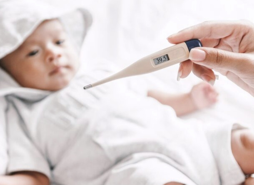 Jika suhu tubuh anak mencapai atau mendekati sekitar 40,5 derajat celsius penting bagi orang tua membawanya ke RS. Ilustrasi Freepik
