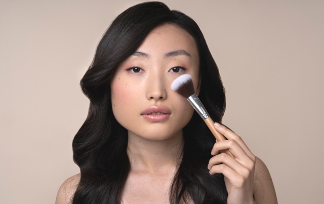 Rekomendasi 3 Bedak Tabur Terbaik dan Tahan Lama, Flawless Seharian!